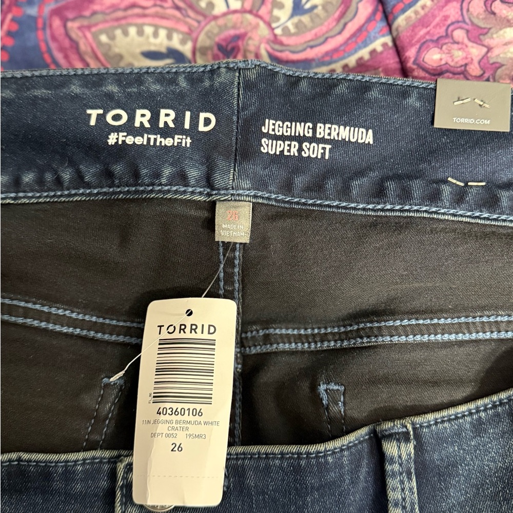 NWT Torrid Super Soft Jegging Bermuda Shorts Dark Wash Plus Size 26W - Picture 4 of 7
